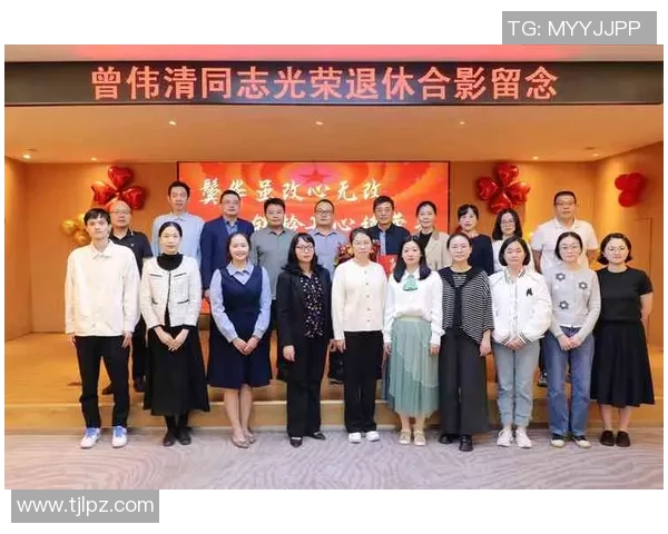 足球明星齐聚一堂合影留念展现球场魅力与友谊的精彩瞬间